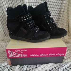 Black wedge shoes
